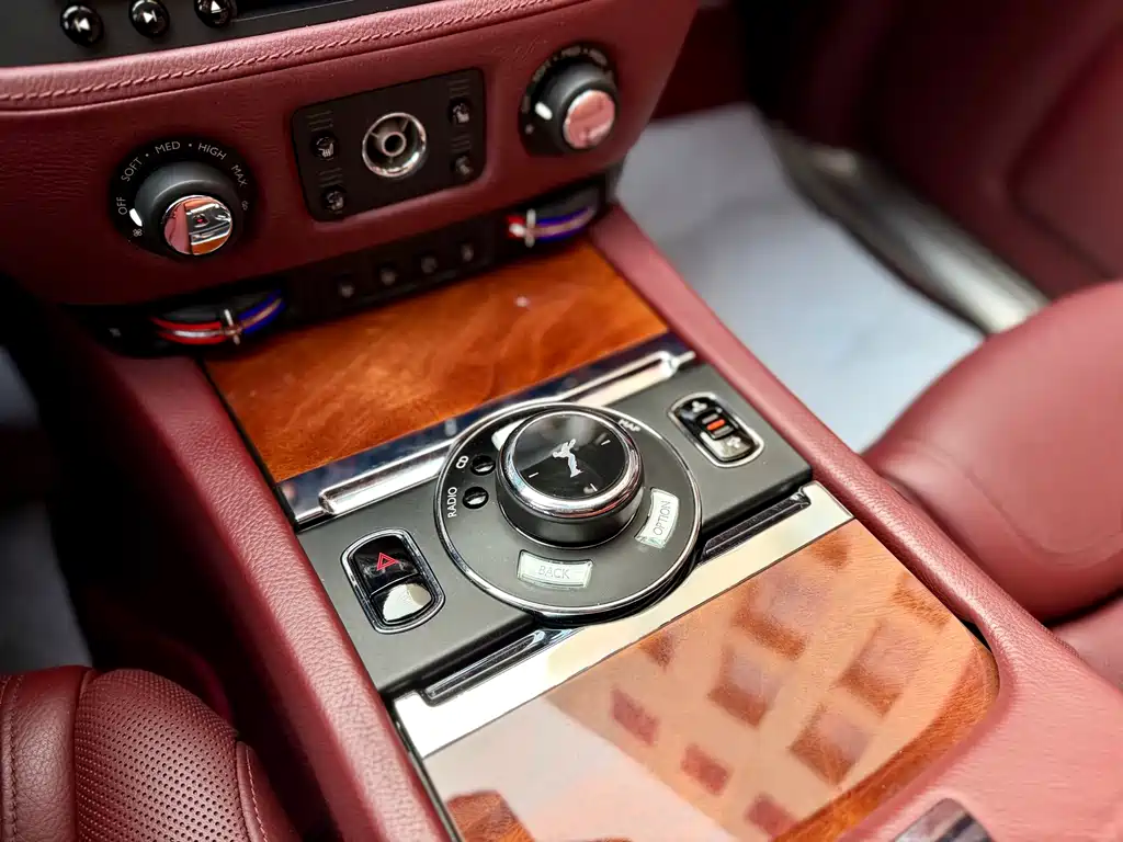 Rolls-Royce Ghost 2018 — фото 12
