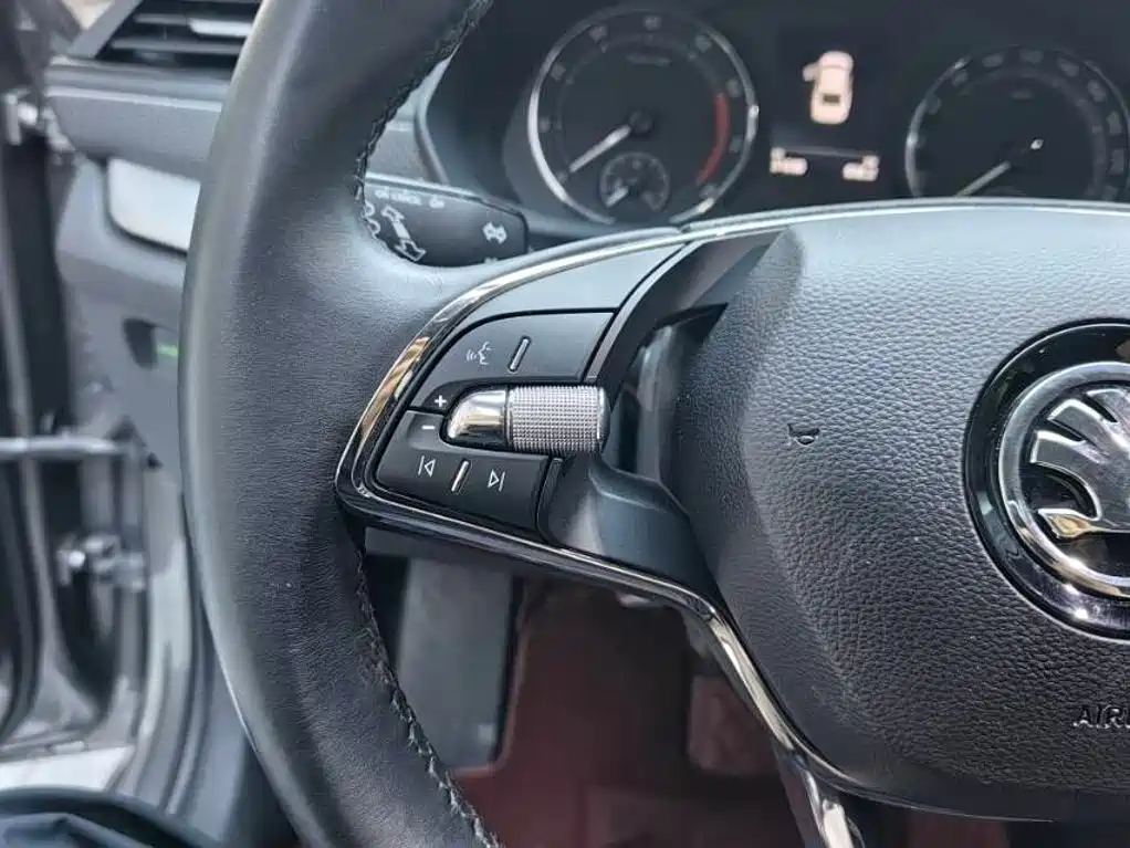 Skoda Octavia 2023 — фото 9