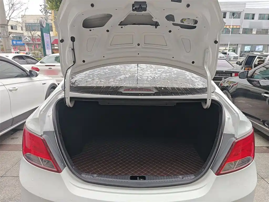 Hyundai Verna 2015 — фото 19