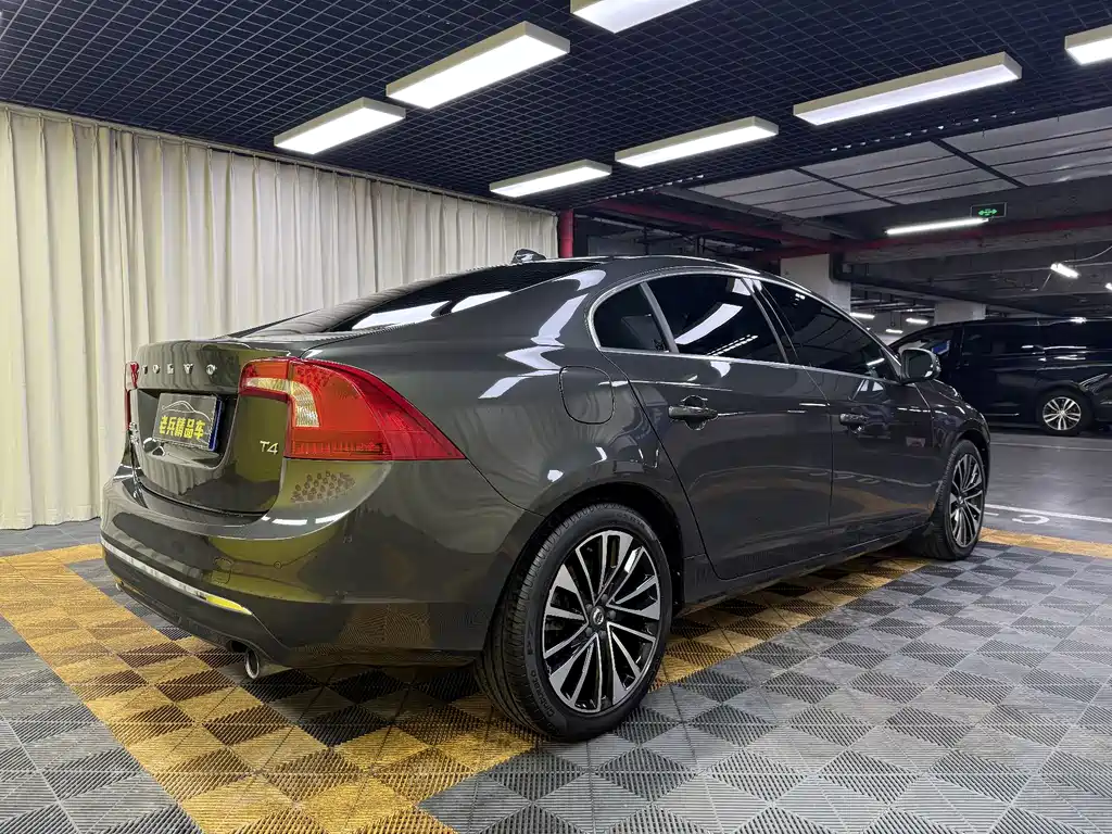 Volvo S60 2018 — фото 10