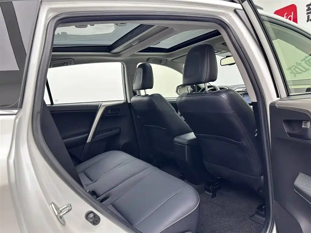 Toyota RAV4 2015 — фото 20