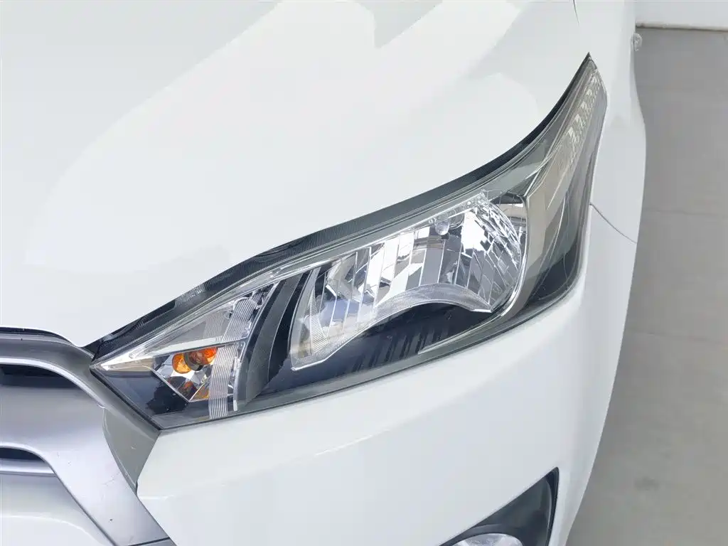 Toyota Yaris L 2015 — фото 7
