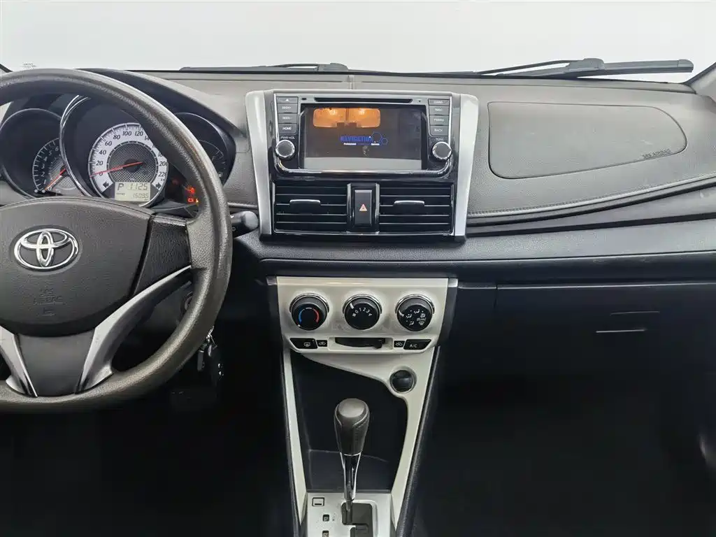 Toyota Yaris L 2015 — фото 12