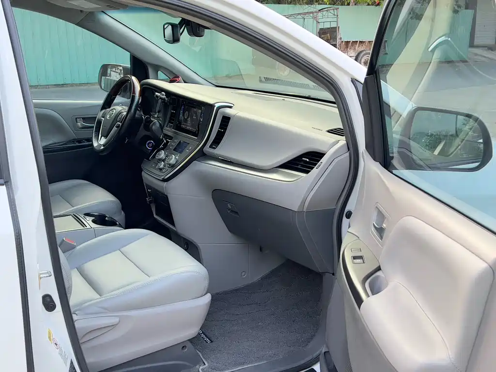 Toyota Sienna 2017 — фото 13