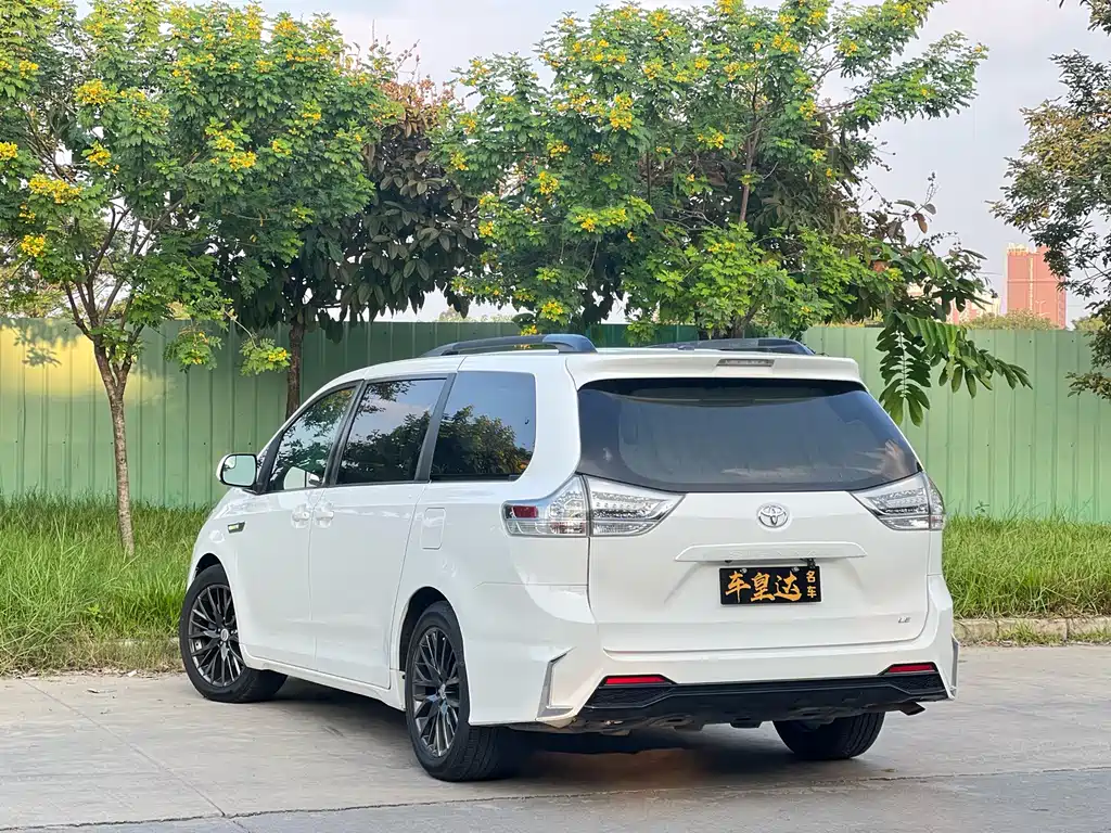 Toyota Sienna 2017 — фото 3