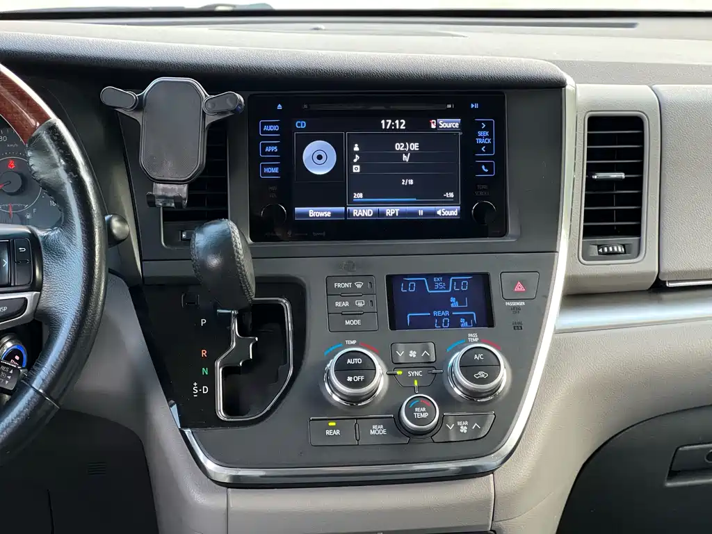 Toyota Sienna 2017 — фото 18