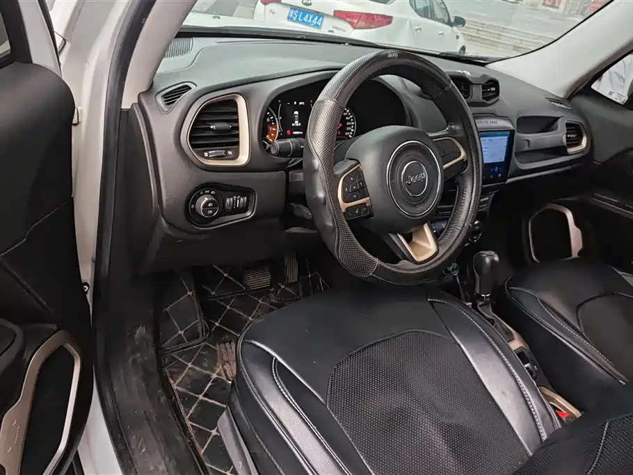 Jeep Renegade 2017 — фото 12