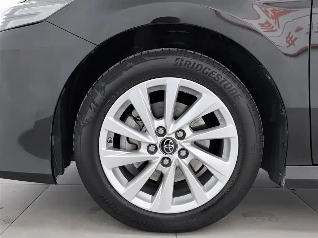 Toyota Camry 2023 — фото 17