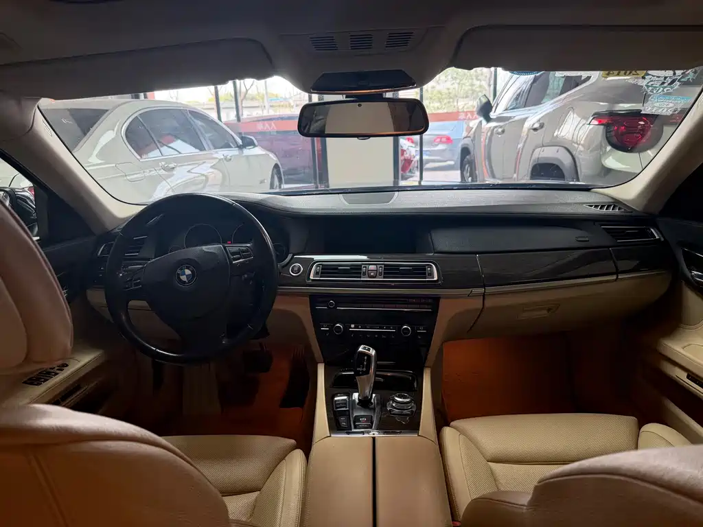 BMW 7 Series 2012 — фото 13