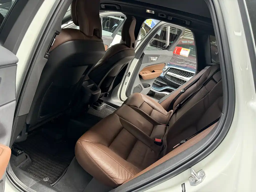 Volvo XC60 2021 — фото 11