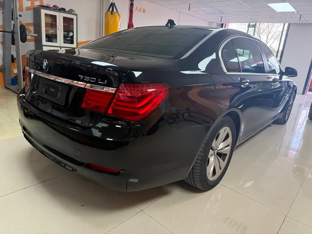 BMW 7 Series 2012 — фото 16