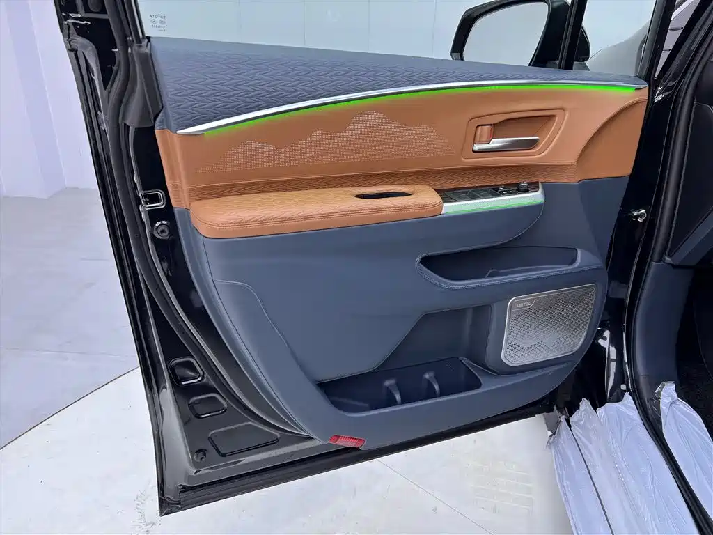 Toyota Granvia — фото 22