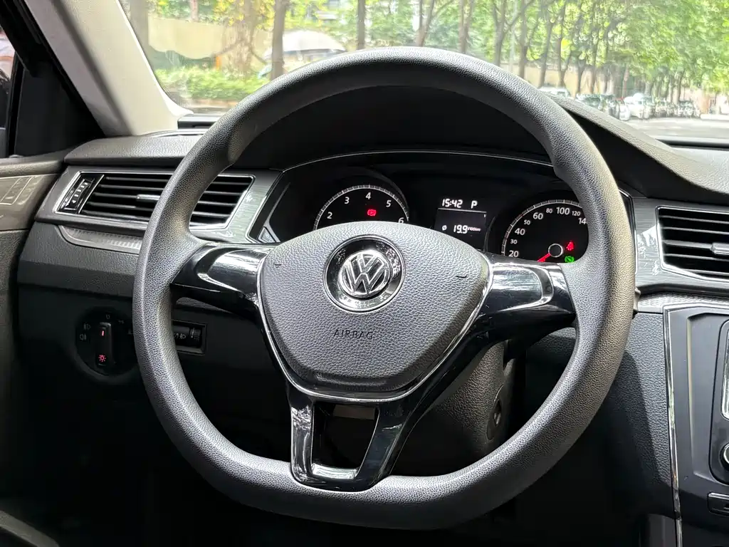 Volkswagen Passat 2018 — фото 11