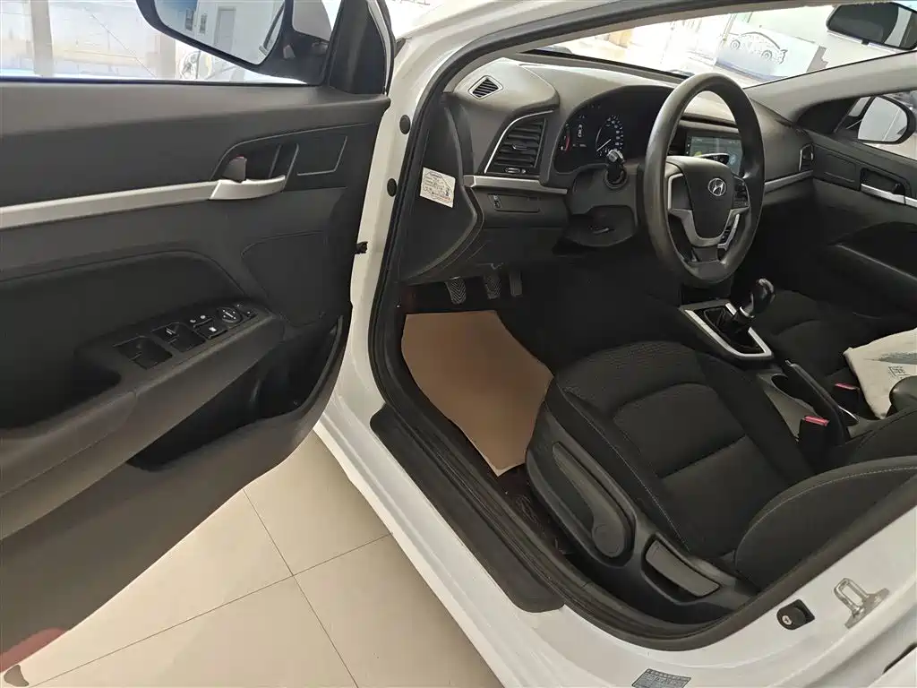 Hyundai Elantra 2018 — фото 16