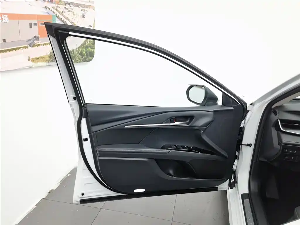 Toyota Camry 2025 — фото 8
