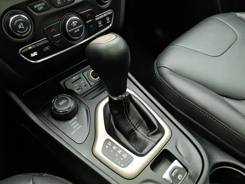 Jeep Cherokee 2015 — фото 13