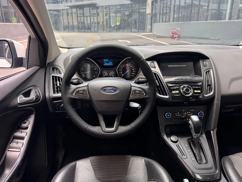 Ford Focus 2018 — фото 9