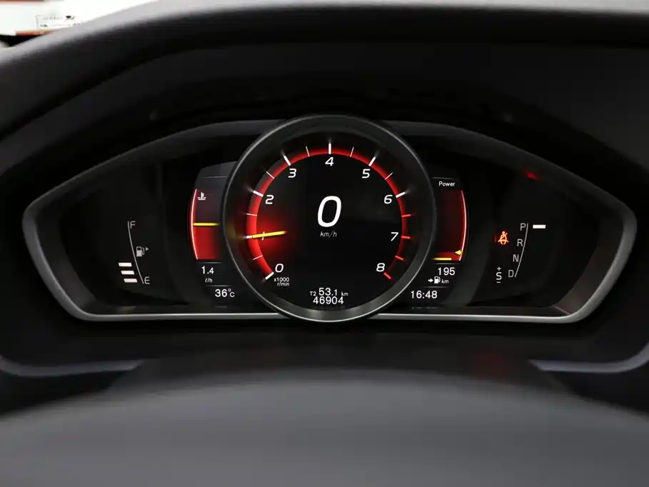 Volvo V40 2018 — фото 13