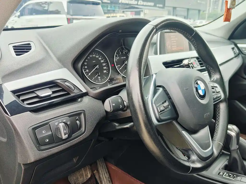 BMW X1 2016 — фото 12
