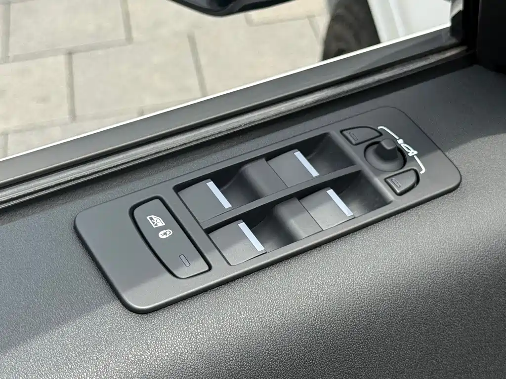 Land Rover Discovery Sport 2023 — фото 13