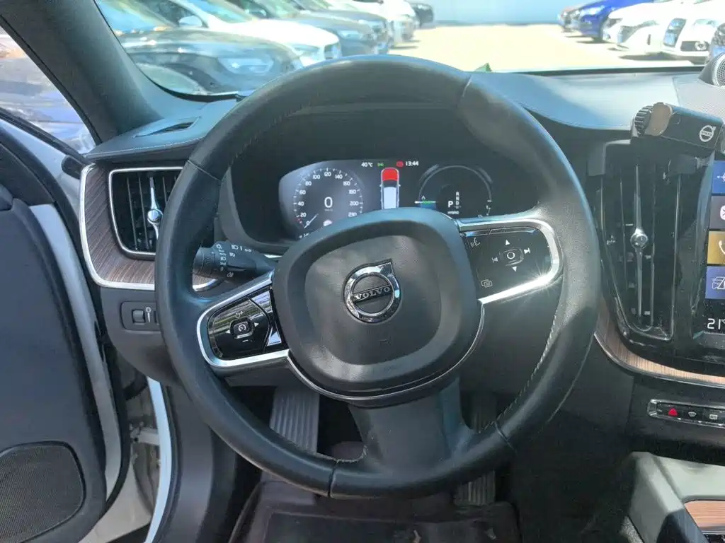 Volvo XC60 Plug-In Hybrid 2021 — фото 3