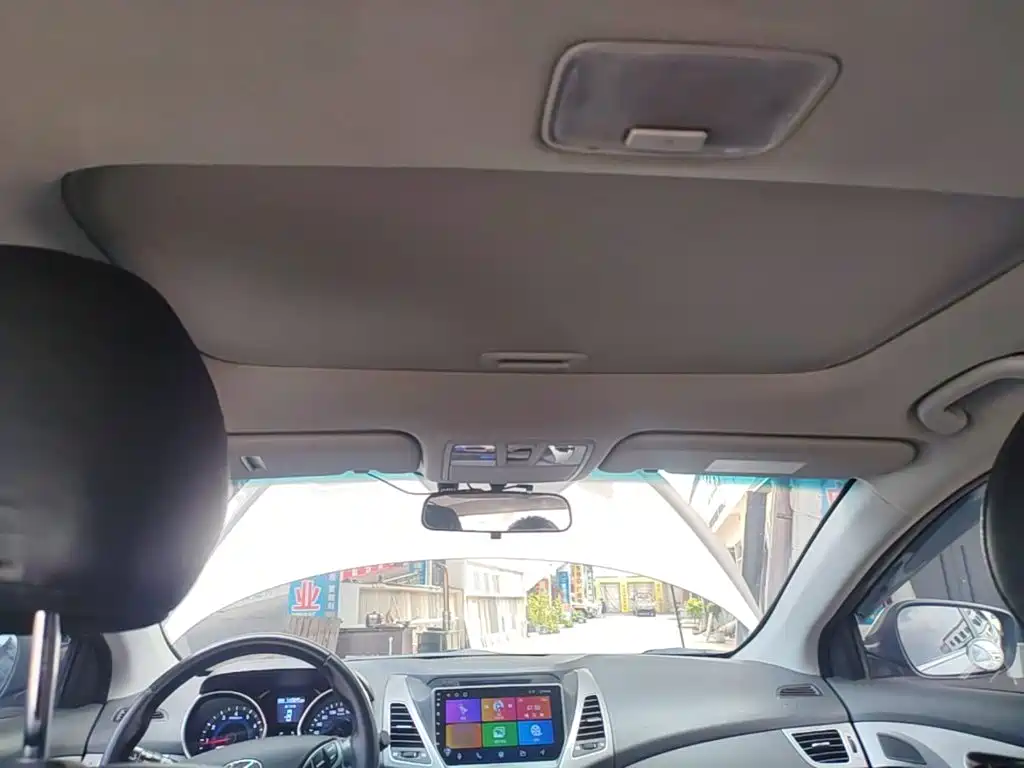 Hyundai Elantra 2015 — фото 18