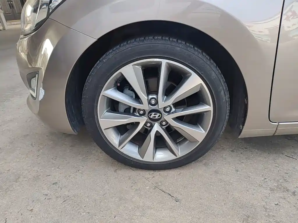 Hyundai Elantra 2015 — фото 23