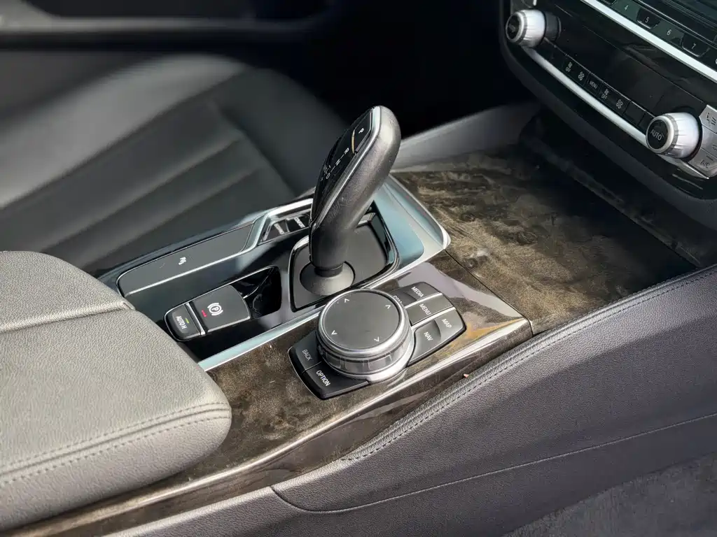 BMW 5 Series 2018 — фото 12