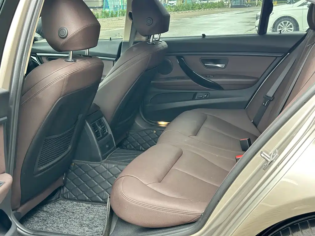 BMW 3 Series 2018 — фото 11