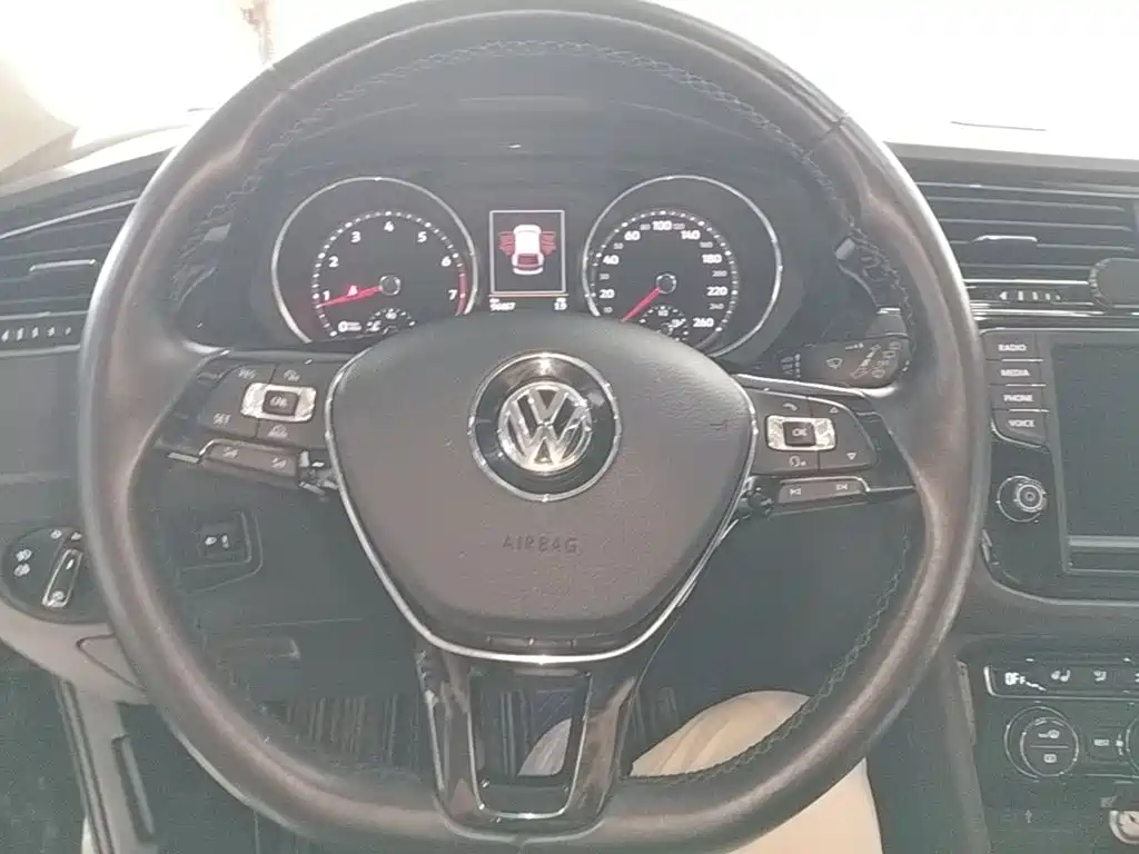 Volkswagen Tiguan L 2018 — фото 11