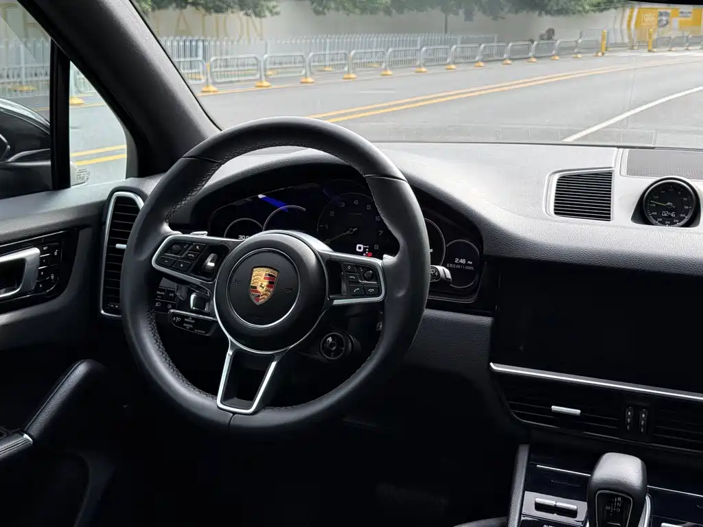 Porsche Cayenne Hybrid 2019 — фото 14