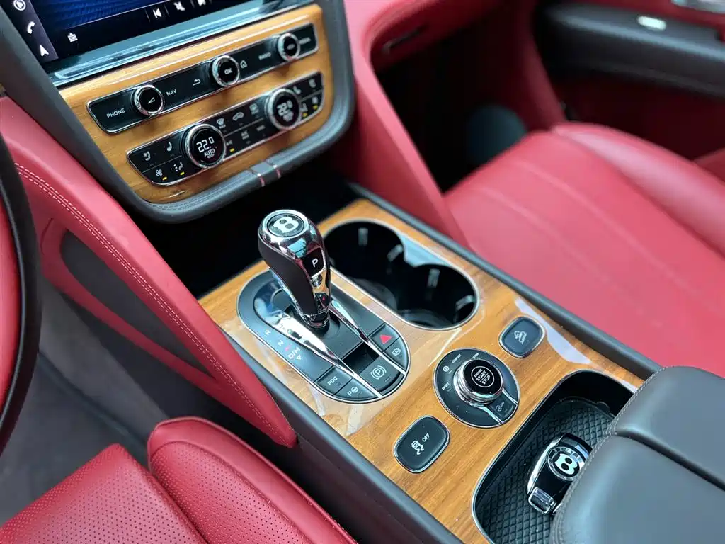 Bentley Bentayga 2020 — фото 13