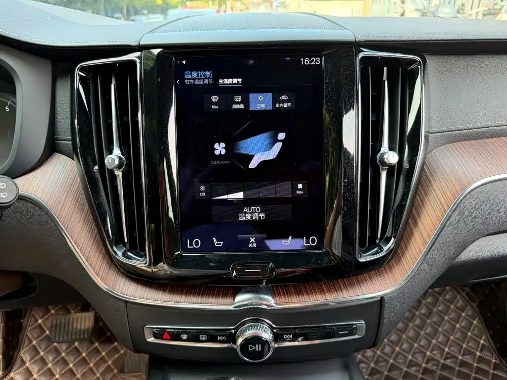 Volvo XC60 2021 — фото 10
