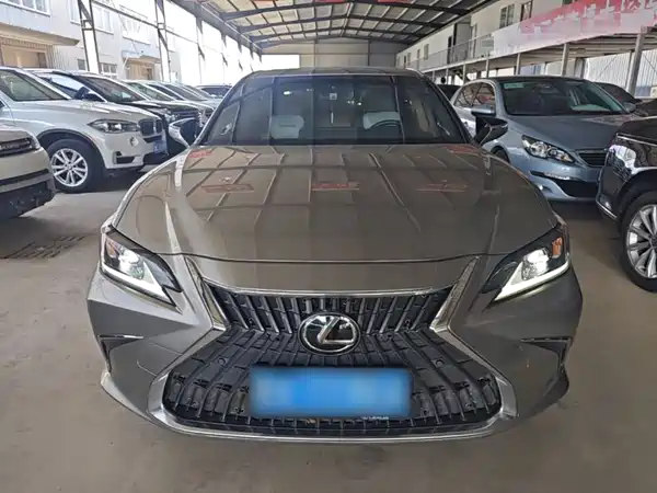 Lexus ES 2024