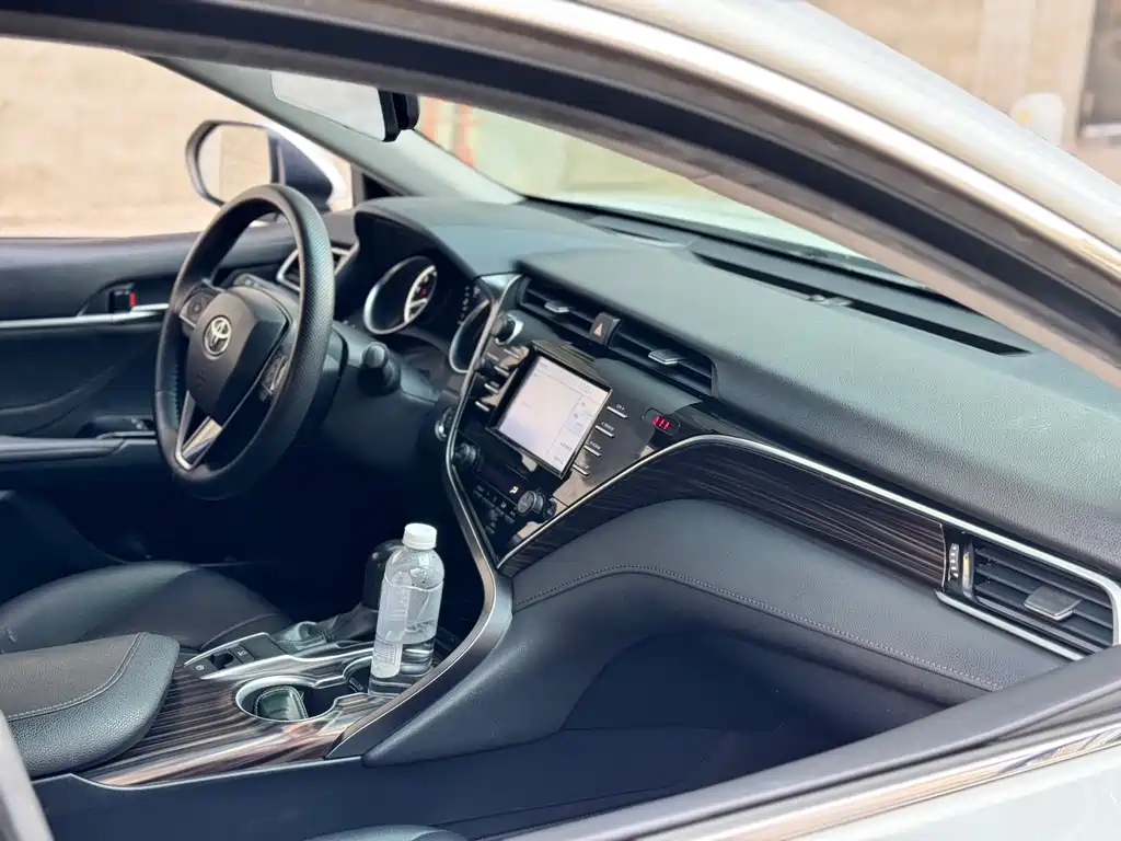 Toyota Camry 2018 — фото 10