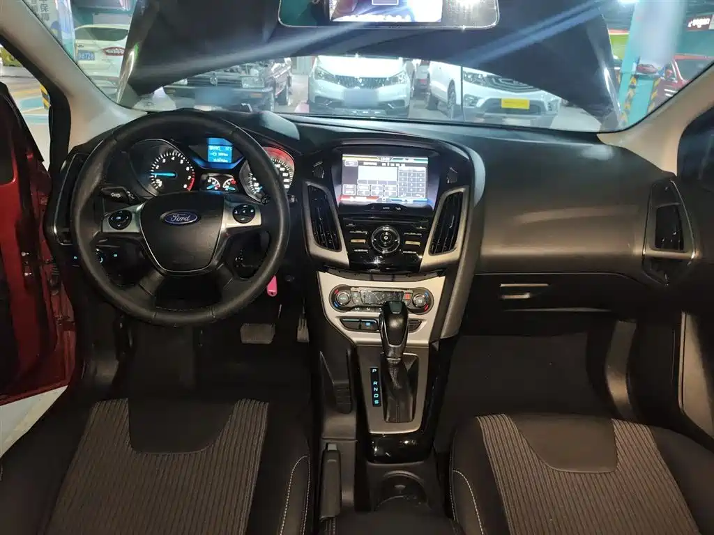 Ford Focus 2014 — фото 10