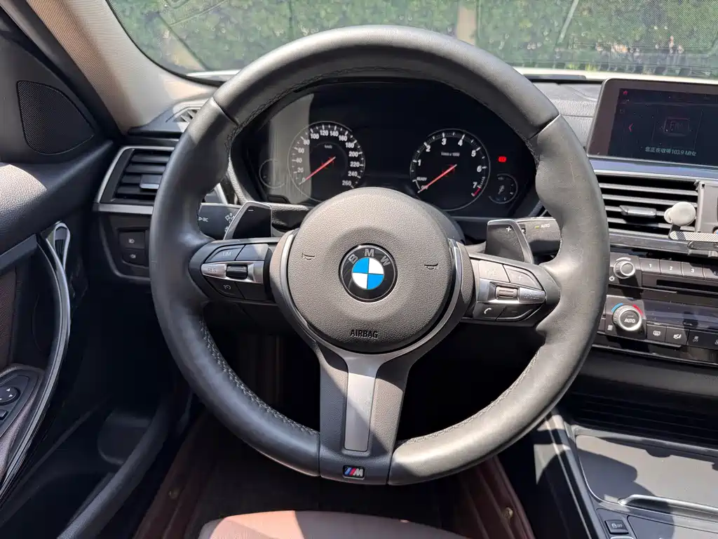 BMW 3 Series 2019 — фото 10