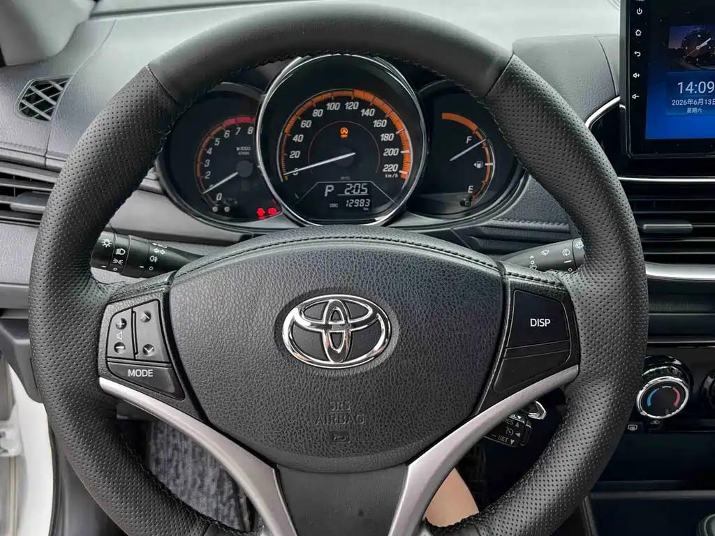Toyota Yaris L 2022 — фото 10