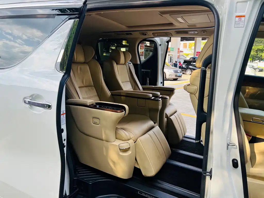 Toyota Alphard 2017 — фото 12