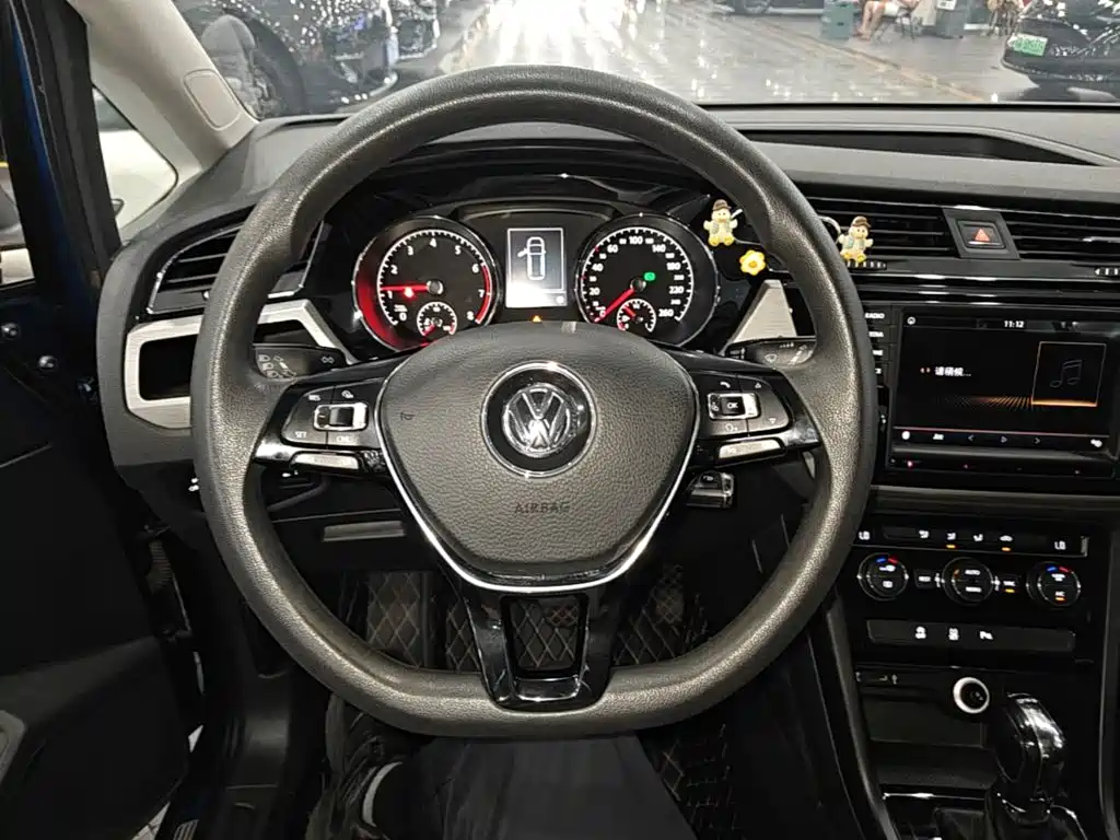 Volkswagen Touran 2017 — фото 11