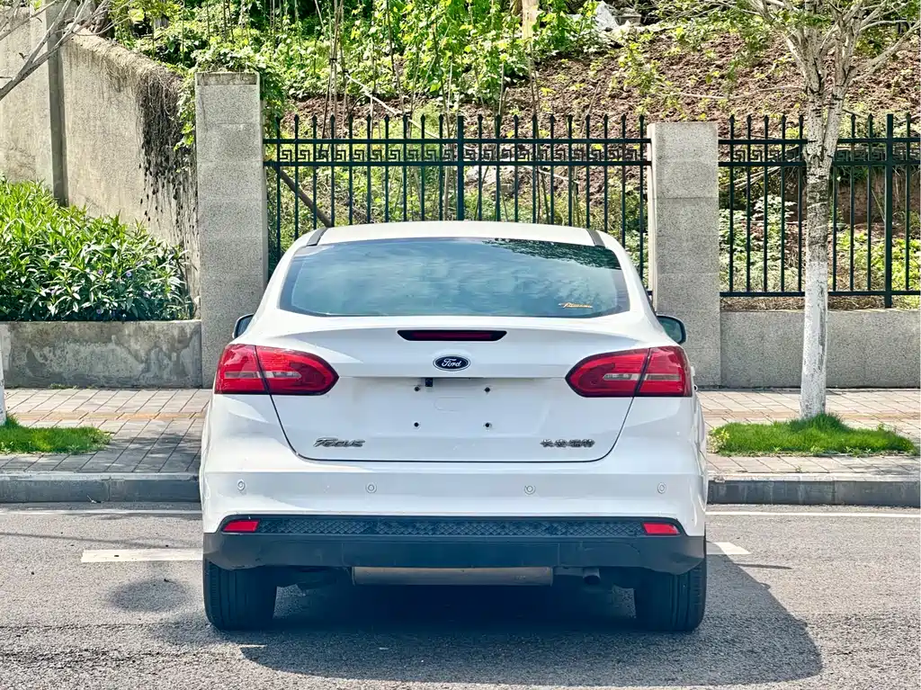 Ford Focus 2016 — фото 17