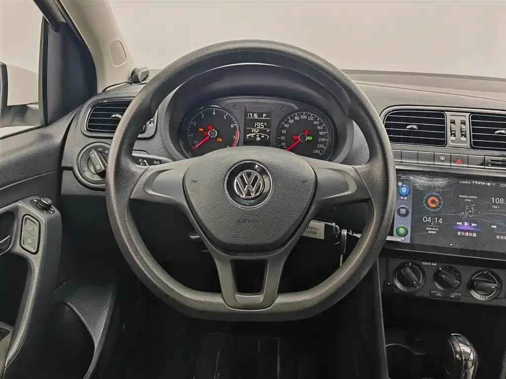 Volkswagen Polo 2017 — фото 11
