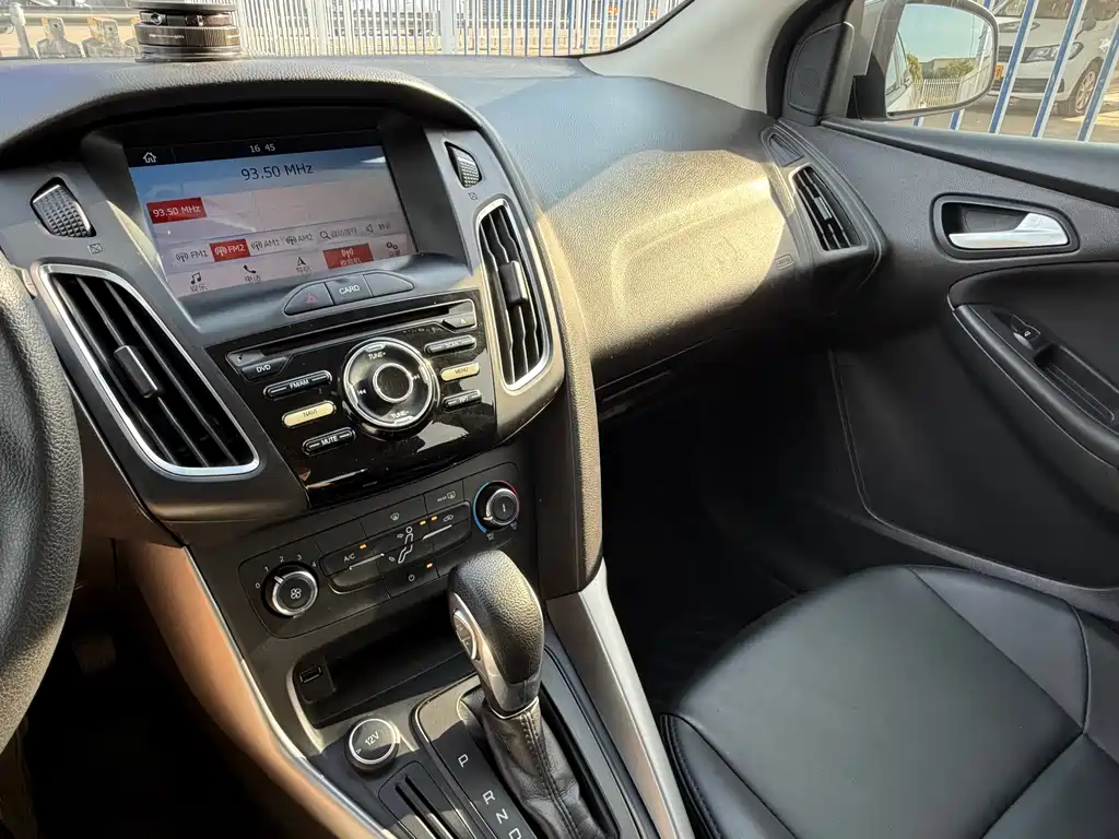 Ford Focus 2019 — фото 17