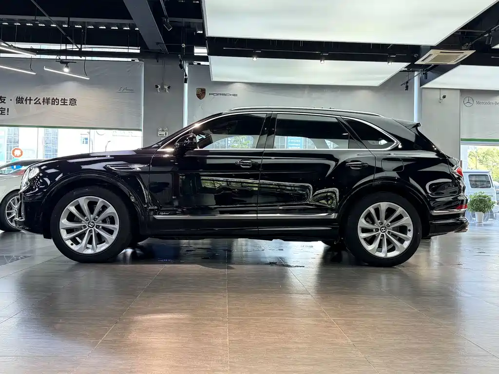 Bentley Bentayga Plug-In Hybrid 2021 — фото 16