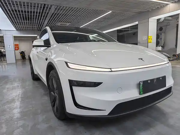 Tesla Model Y 2025