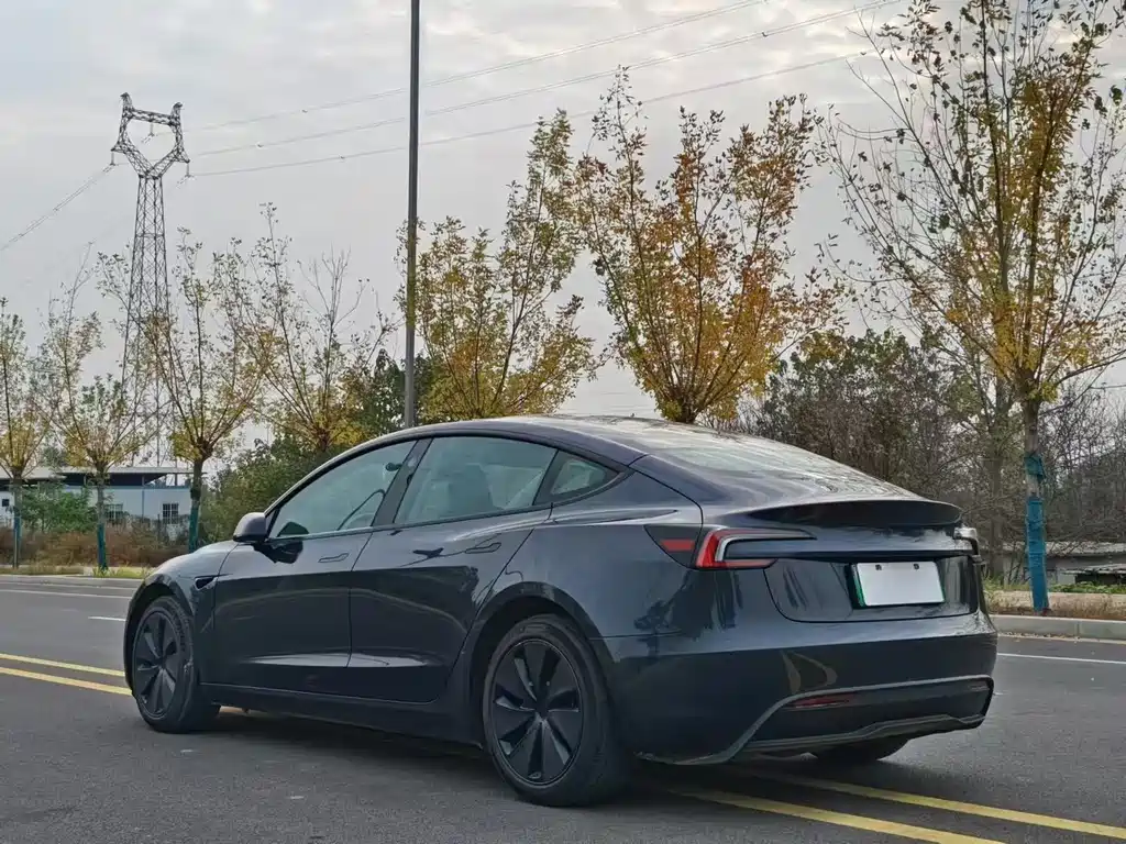 Tesla Model 3 2025 — фото 8