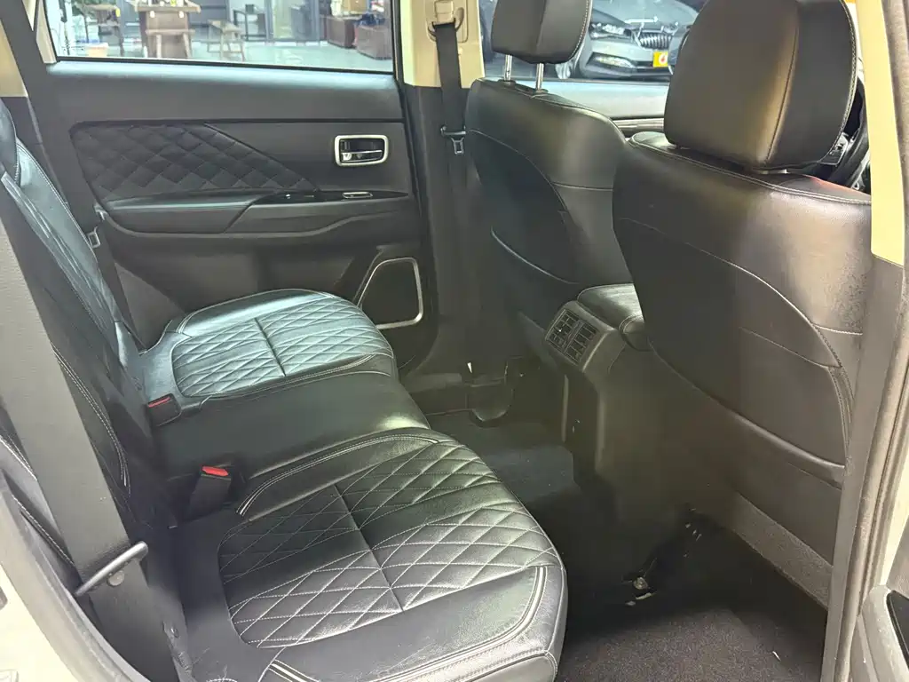 Mitsubishi Outlander 2020 — фото 13