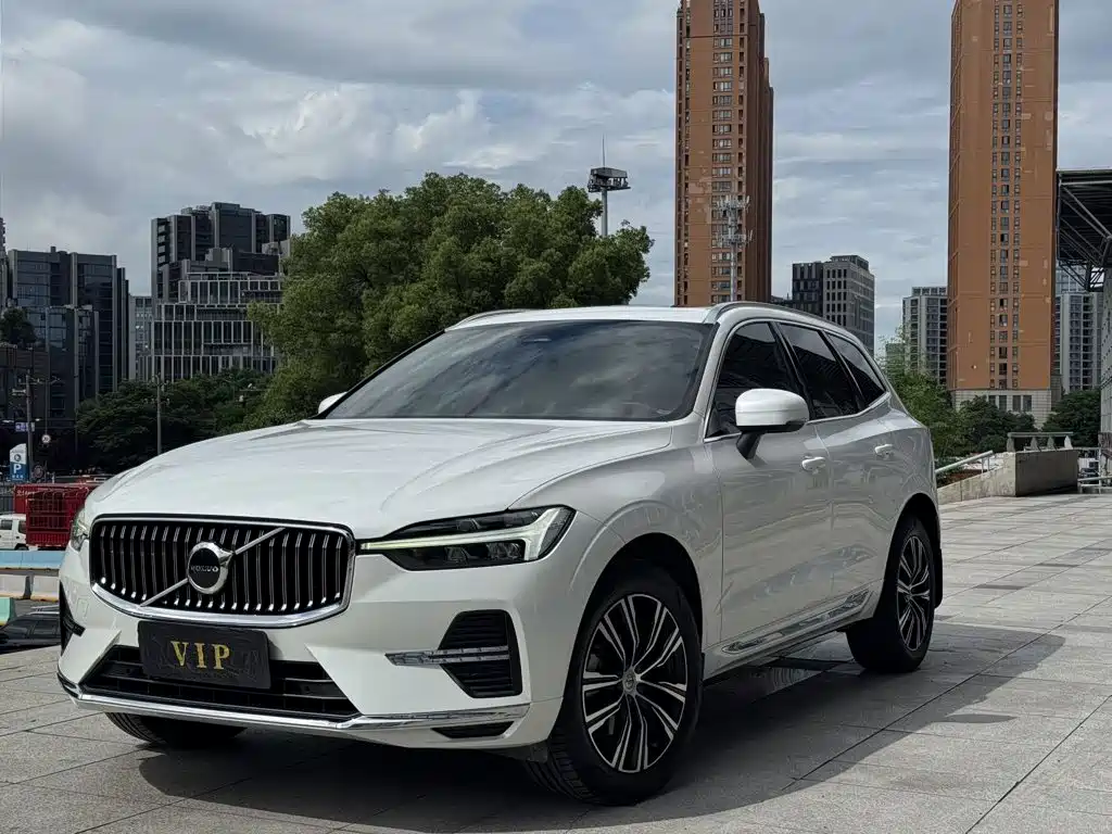 Volvo XC60 2022 — фото 1