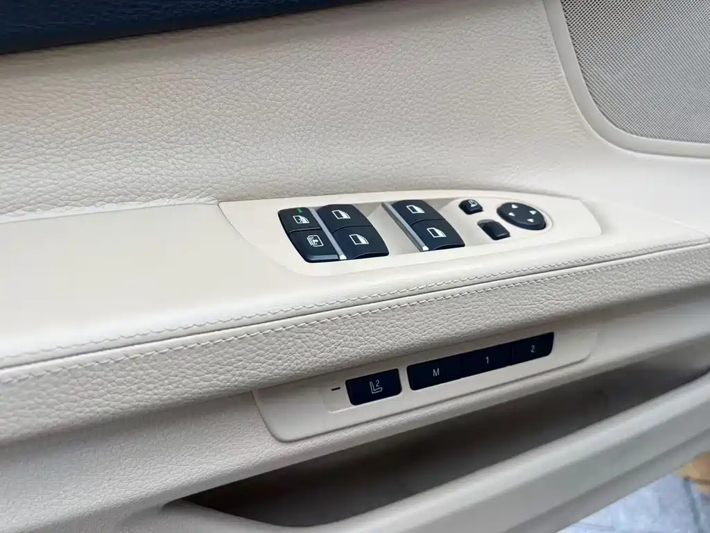 BMW 7 Series 2010 — фото 23