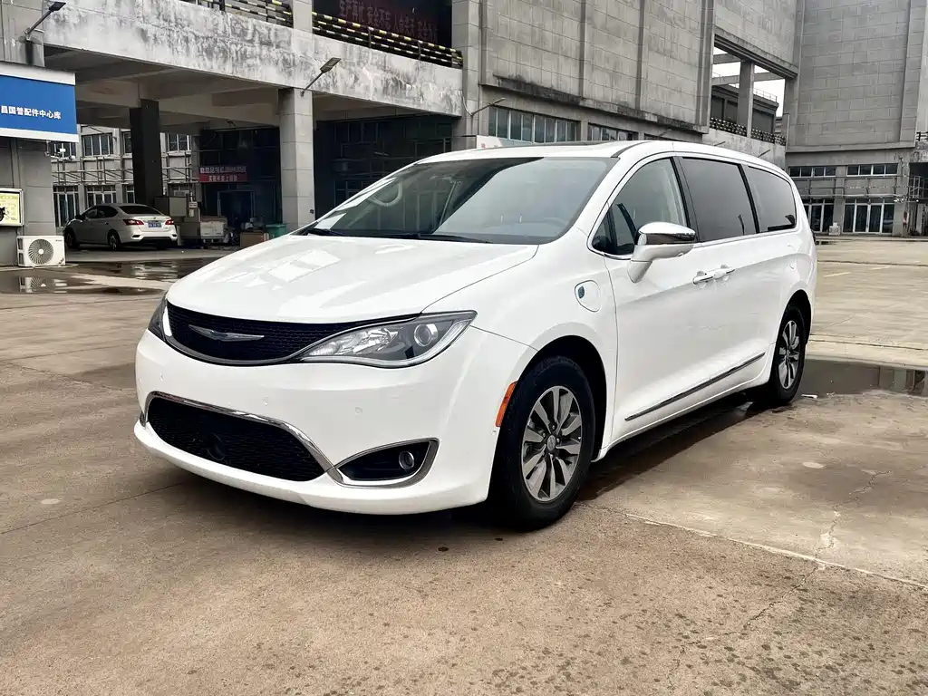 Chrysler Grand Voyager PHEV 2025 — фото 1